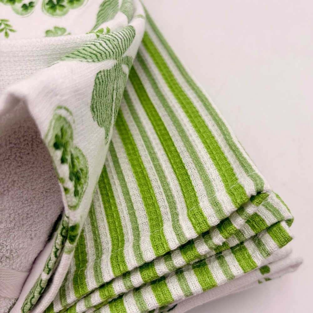 Cupcakes and Cashmere St Patricks Day Kitchen Towels Set of 3 Green Shamrock New - Picture 2 of 7
